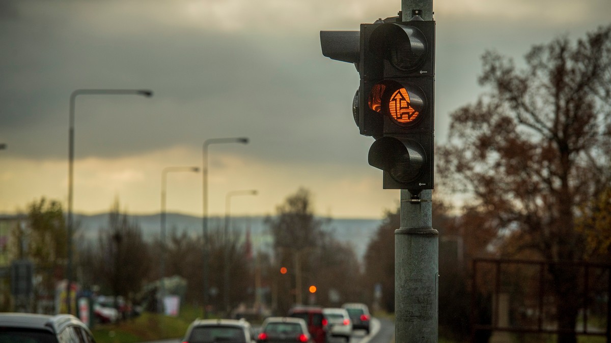 Žuto svetlo na semaforu - ilustracija