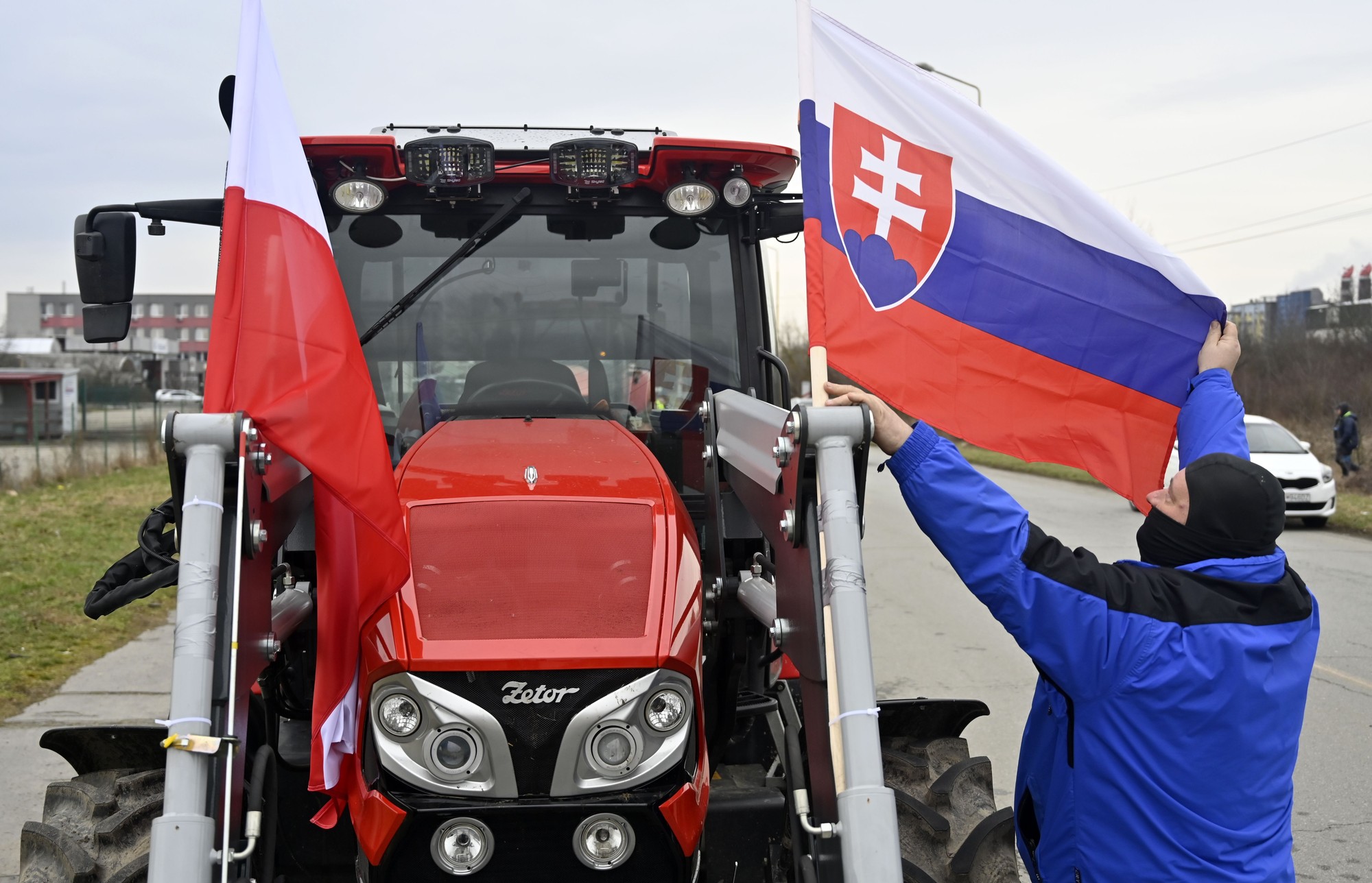 Kolóna poľnohospodárských strojov a traktorov v rámci celoslovenského protestu farmárov, gazdov, roľníkov a poľnohospodárov v Michalovciach.