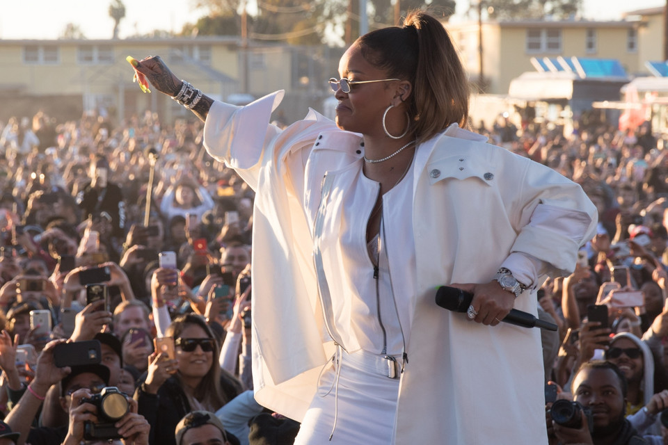 Rihanna cała na biało podczas świątecznego koncertu w Los Angeles