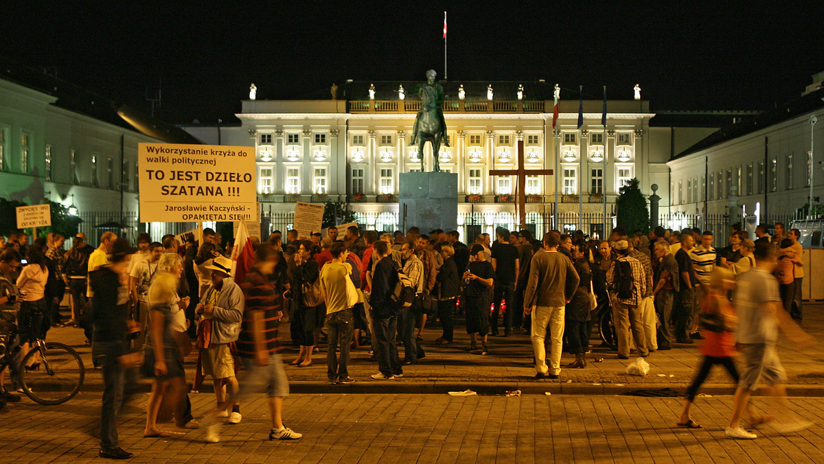 Ludzie przy krzyżu przed Pałacem Prezydenckim, fot. PAP/Paweł Kula