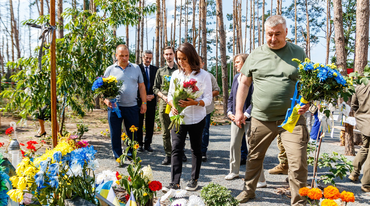 Mikor Ukrajnában járt, Novák Katalin köztársasági elnök a főváros védelmében vívott harcokban elhunyt ukrán katonák sírjainál helyezett el virágot / Fotó: MTI/Nemes János