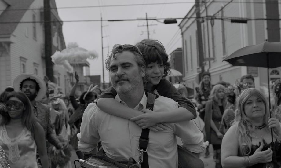 Kadr z filmu „C’mon, C’mon”, reż. Mike Mills. Na zdjęciu Joaquin Phoenix i Woody Norman