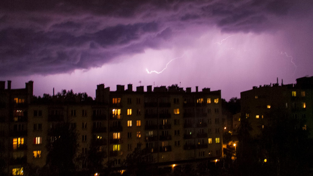 Ok. 140 zgłoszeń odebrali śląscy strażacy po burzach, które przechodziły po południu nad woj. śląskim. Nie ma poszkodowanych, jednak wystąpiły liczne miejscowe zalania, a silny wiatr łamał drzewa, które uszkadzały samochody i kolejową sieć trakcyjną.