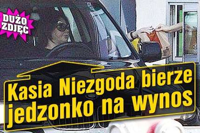 Kasia Niezgoda bierze jedzonko na wynos. FOTO