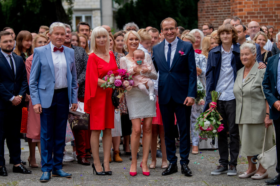 Robert Górski i Monika Sobień wraz z gośćmi ślubnymi