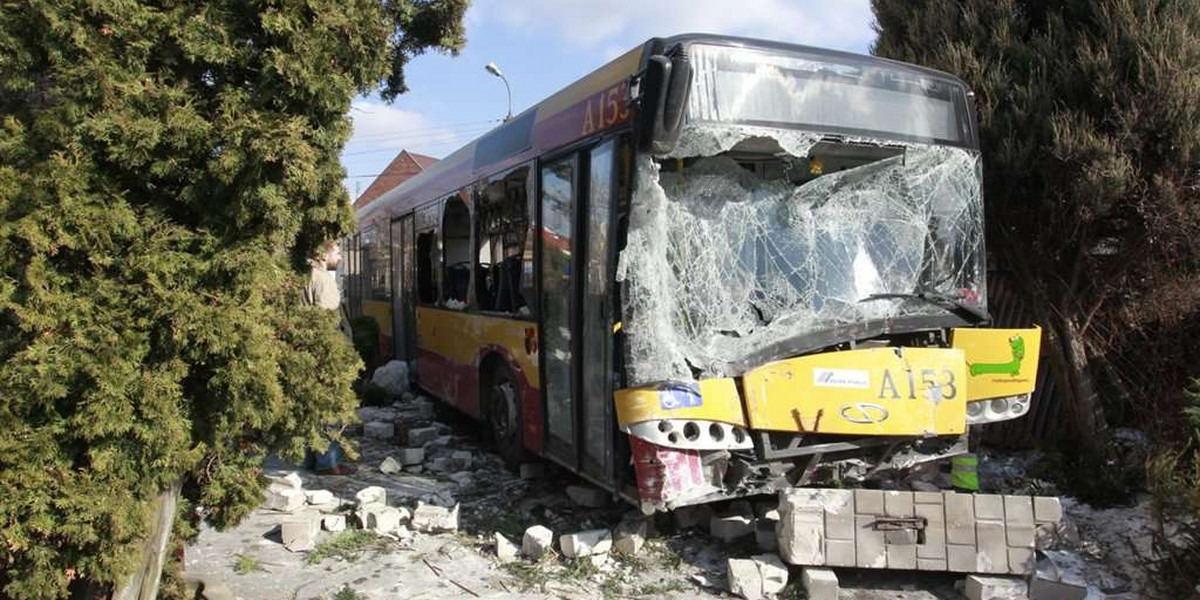 Autobus wbił się w płot. FOTO