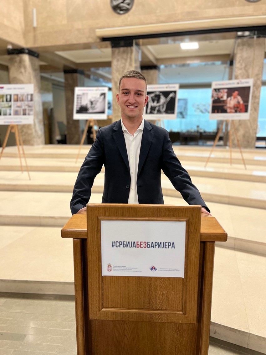 Mitrović u svojoj prvoj knjizi "Drvene lutke" upoznaje čitaoce sa životom OSI