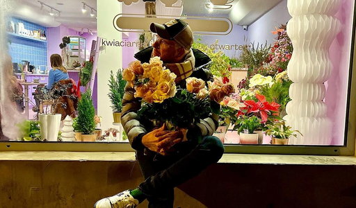 Filip Chajzer czeka z kwiatami na ukochaną. Co zrobił przed randką?