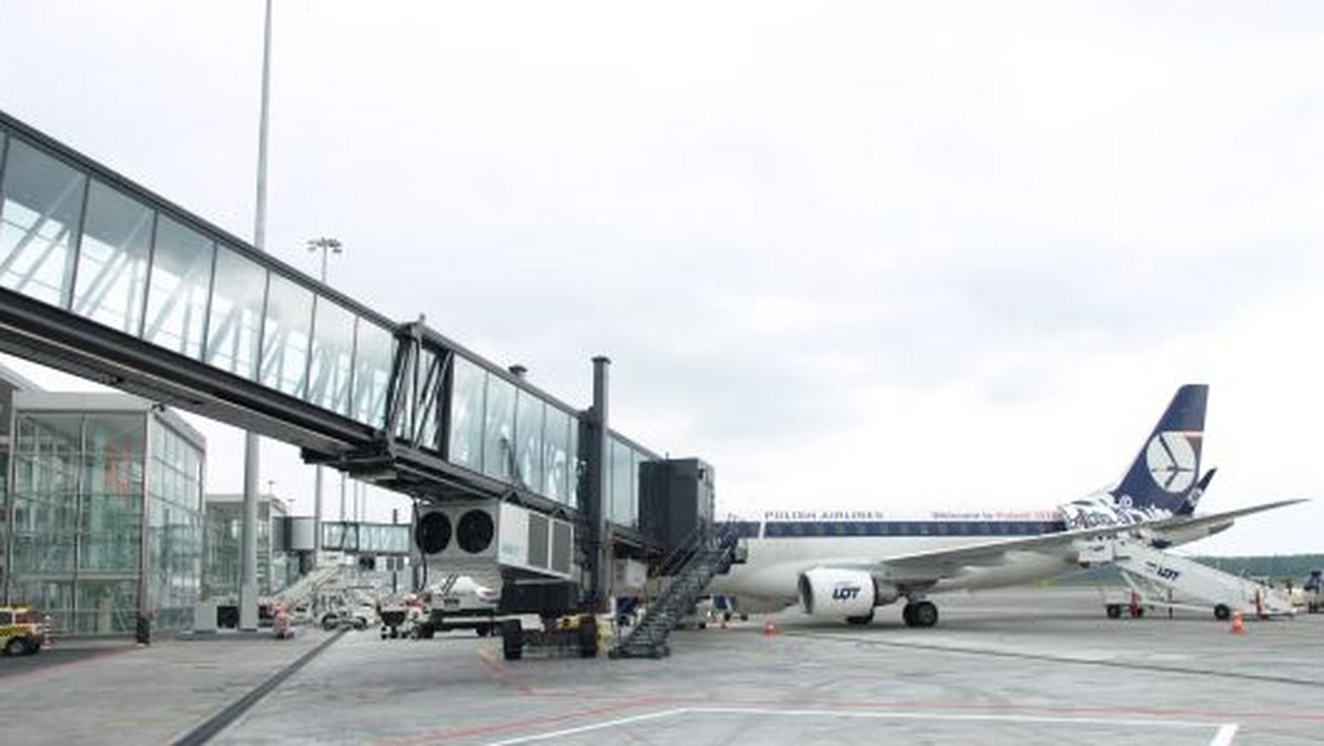 Pasażerowie wrocławskiego lotniska mogą od poniedziałku korzystać z rękawów - przejść łączących nowy terminal wprost z samolotami stojącymi na płycie postojowej. Wrocławskie lotnisko jest drugim w Polsce, po warszawskim, na którym zastosowano takie rozwiązanie.