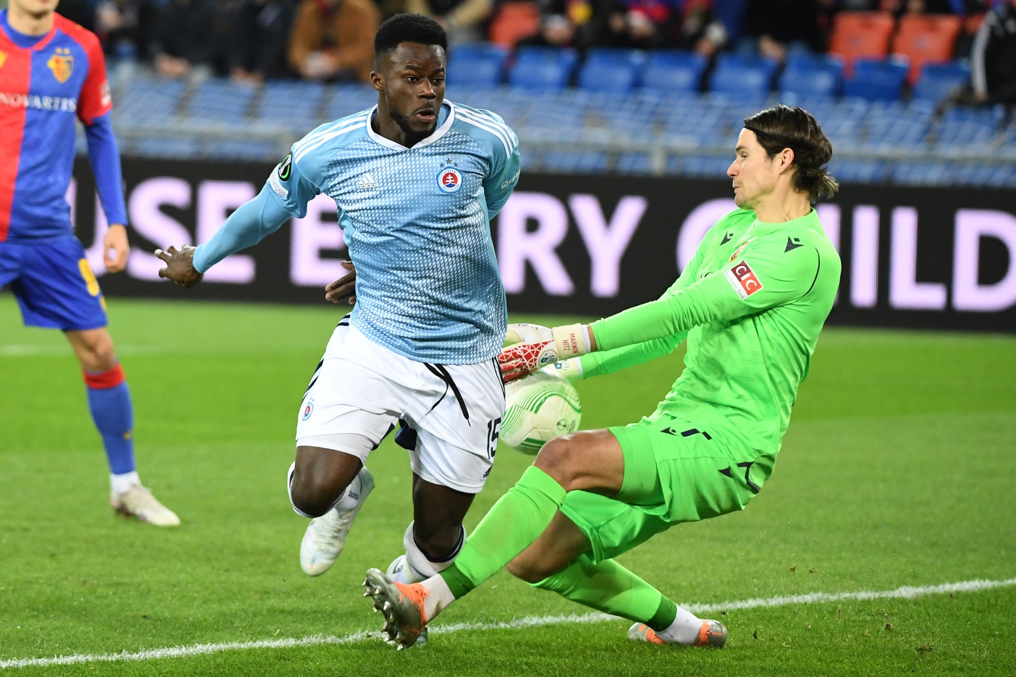 Malik Abubakari (Slovan) a brankár Marwin Hitz (Bazilej).