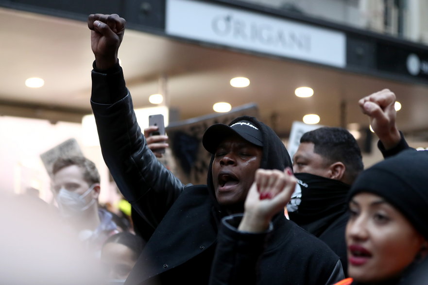 Israel Adesanya podczas ulicznych protestów w Auckland.