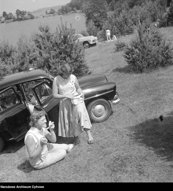 Wypoczynek na Mazurach - rok 1958 - zdjęcie pochodzi z archiwów Narodowego Archiwum Cyfrowego