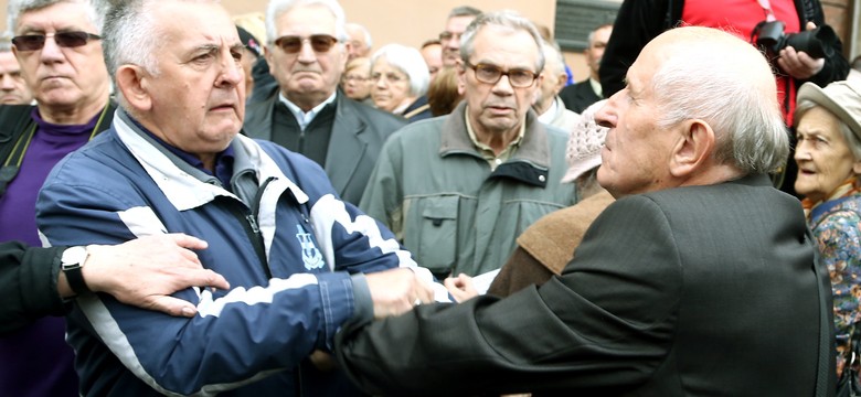 Ostre hasła przed mszą: "Jaruzelski won stąd!", "Precz do Moskwy!", "Zdrajca!"