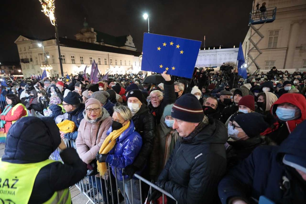 Protest przeciwko lex TVN w Warszawie