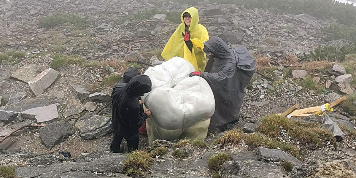 Dziwne zachowanie azjatyckich turystów. Wnieśli na Giewont gigantyczny ząb