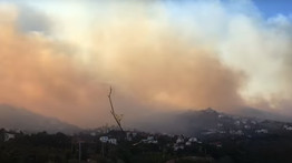 Óriási füstfelhő lepte el Athént, a pokoli erdőtűz elérte a lakosságot: otthonok pusztultak el, sokakat kellett kimenekíteni – videó