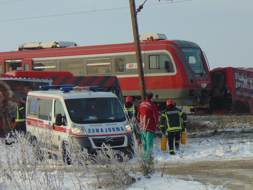 Hitna pomoć i vatrogasci na mestu nesreće