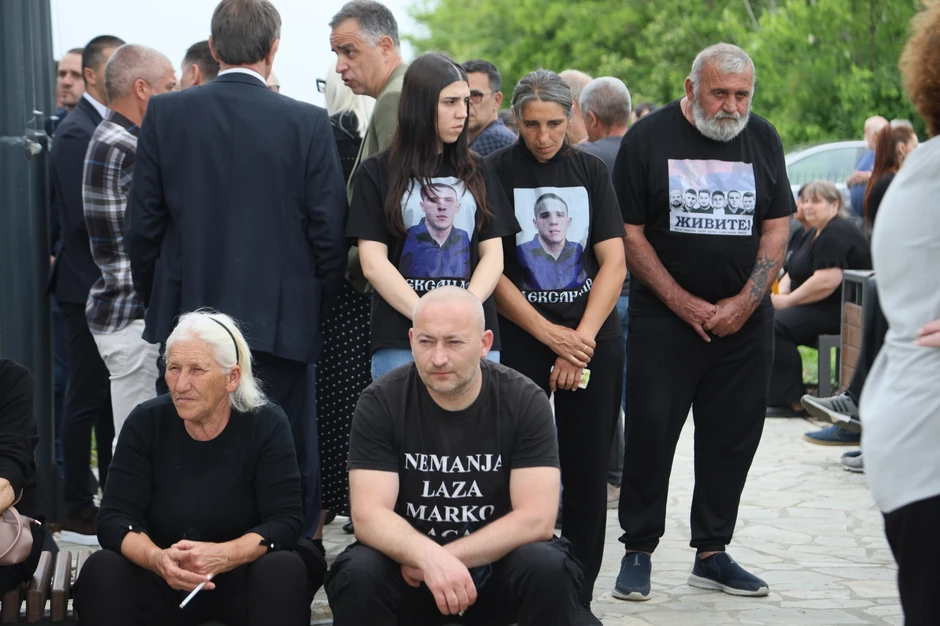 Članovi porodica nastradalih u masakru stigli na Ravni Gaj 