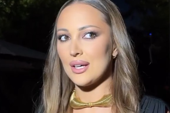 HAOS U ČAČKU! Aleksandra Prijović napravila dar-mar, PUBLIKA IGRA KOLO: Grmi u uskoj haljini sa dubokim dekolteom (VIDEO)