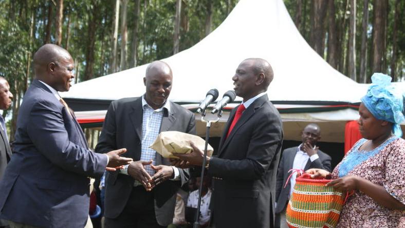 File image of DP Ruto presenting money at a past fundraiser in Kisii