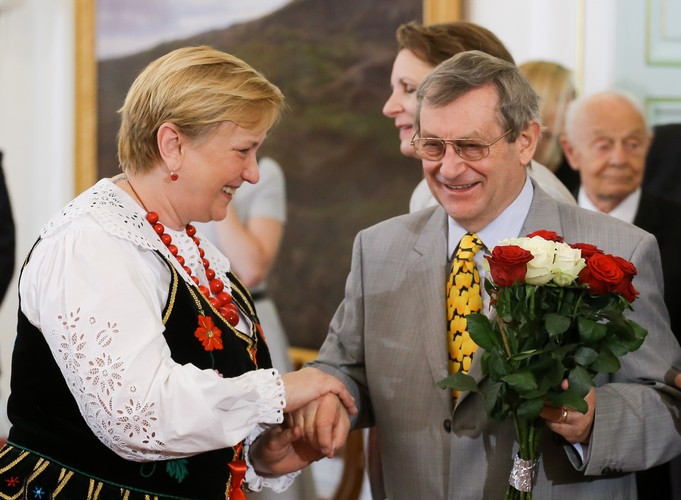 Brytyjski historyk prof. Norman Davies i europosłanka PO Róża Thun podczas uroczystości wręczenia prof. Daviesowi aktu nadania polskiego obywatelstwa w Belwederze w Warszawie