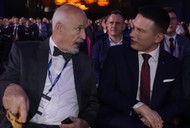 Janusz Korwin-Mikke i Sławomir Mentzen na kongresie partii KORWiN w 2022 r.