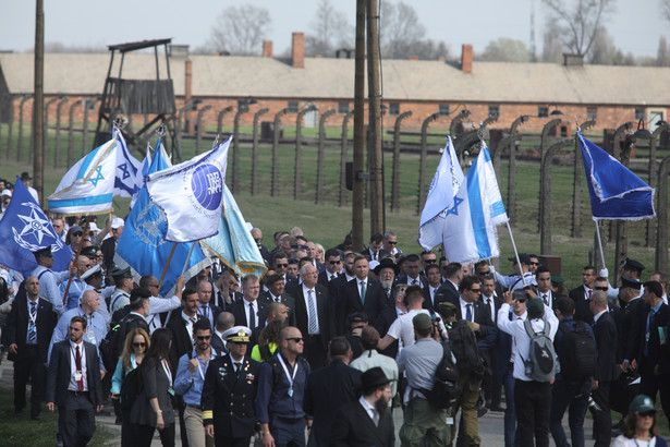 Prezydent podkreślił, że Auschwitz-Birkenau na całym świecie jest "symbolem i synonimem Holokaustu", przez który "przeszło" w latach 1941-1945 ponad 1 mln Żydów deportowanych z całej Europy.