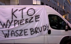 "Kaczyński pozamykał hotele, pralki stoją puste". Zmotoryzowany protest właścicieli pralni przed Sejmem