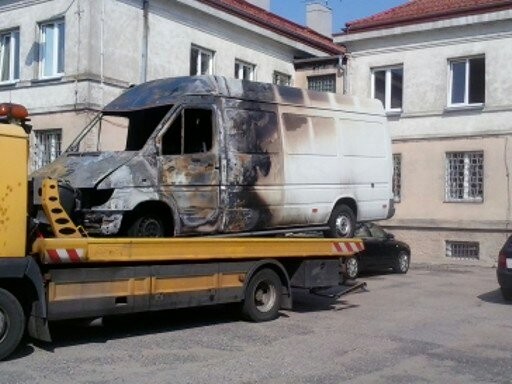 Mercedes spalony po wypadku w Piszu