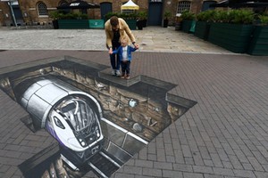 Mike Clueless z synem Elliotem przy graffiti 3D Crossrail przy Museum of London