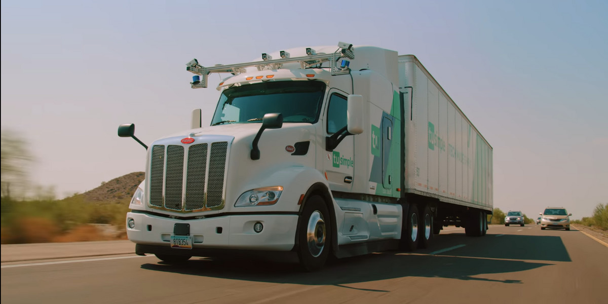 Ciężarówki TuSimple są wyposażone w kilka kamer i dwa LIDAR-y. Startup, który dostosował je do autonomicznej jazdy, twierdzi, że dzięki nim jest w stanie obniżyć średni koszt transportu ładunku na przyczepie o 30 procent. Testuje swoją technologię na publicznych drogach we współpracy z firmą UPS i amerykańską pocztą. 