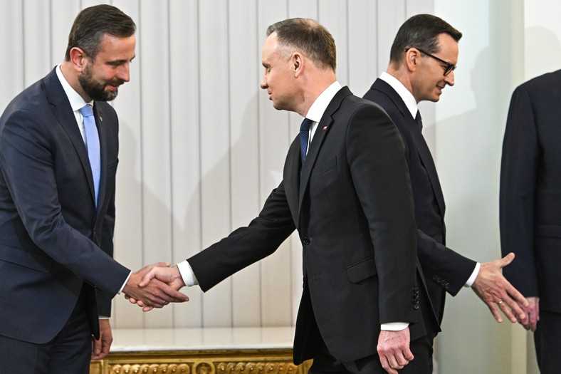 Prezydent RP Andrzej Duda, prezes PSL Władysław Kosiniak-Kamysz i premier Mateusz Morawiecki na przekazaniu powołań na marszałka seniora Sejmu i Senatu w Pałacu Prezydenckim w Warszawie