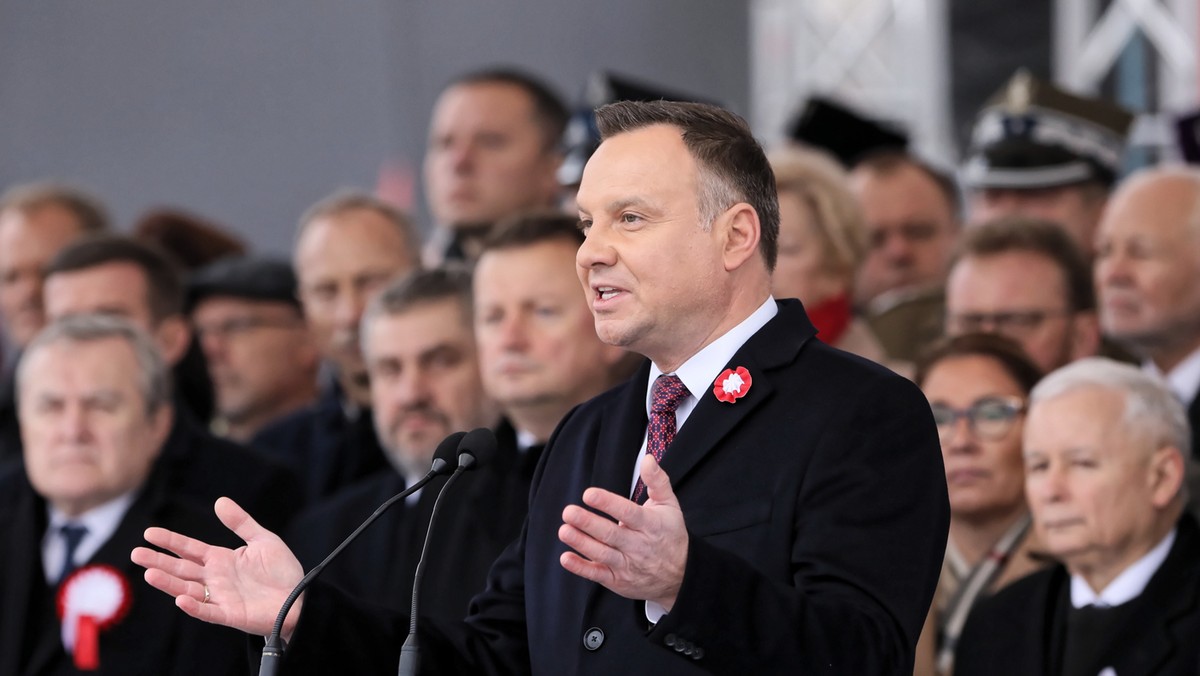 Pod biało-czerwonymi barwami jest miejsce dla każdego; to nasza flaga, nigdy nie biała i już nigdy nie czerwona - mówił prezydent Andrzej Duda przed rozpoczęciem marszu "Dla Ciebie Polsko". Marsz został zorganizowany z okazji stulecia odzyskania niepodległości, patronat nad nim objął prezydent.