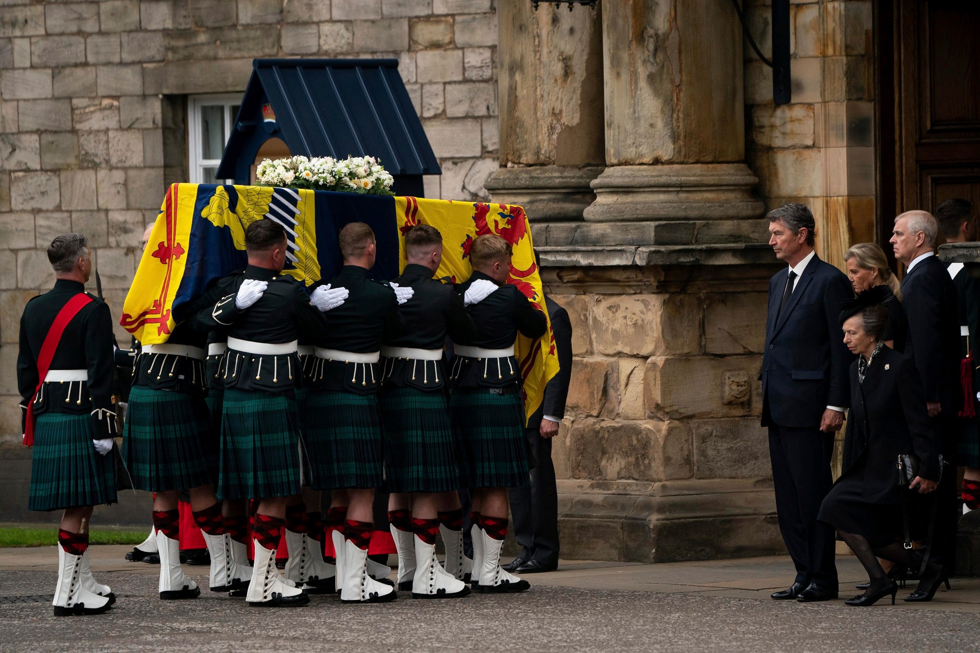 Rakva s pozostatkami Alžbety II. dorazila do Edinburghu.