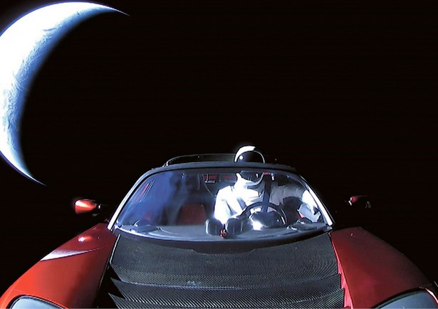 Tesla roadster wyniesiona w kosmos przez rakietę Falcon Heavy. Oba pojazdy wyprodukowały firmy Elona Muska