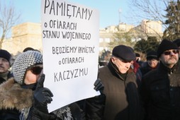 Warszawa, 13.12.2016. Protest byłych żołnierzy i funkcjonariuszy służb przed Pomnikiem Podziemnego Państwa Polskiego i Armii Krajowej w Warszawie