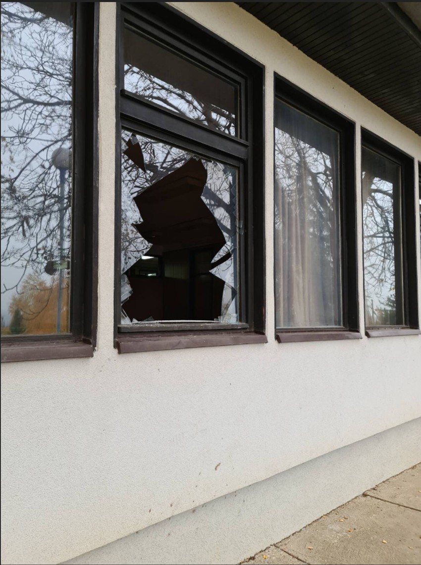 Razbijen prozor učionice kroz koji su pobegli napadači
