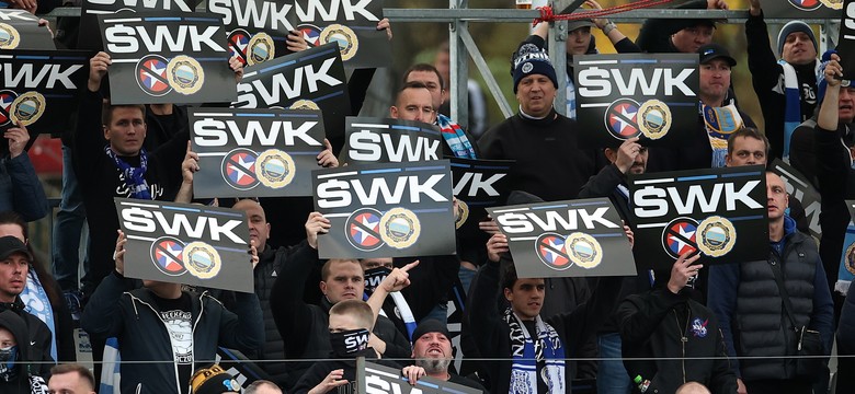 Kibice Hutnika spalili szaliki Wisły. Policja użyła gazu łzawiącego, by zapobiec bójce