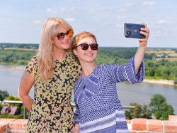 Supermodnie, ale stosownie do wieku. Grażyna Torbicka wspaniale zinterpretowała modowy hit lata