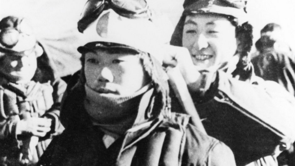 Wiązanie opaski z flagą Japonii pilotowi kamikaze