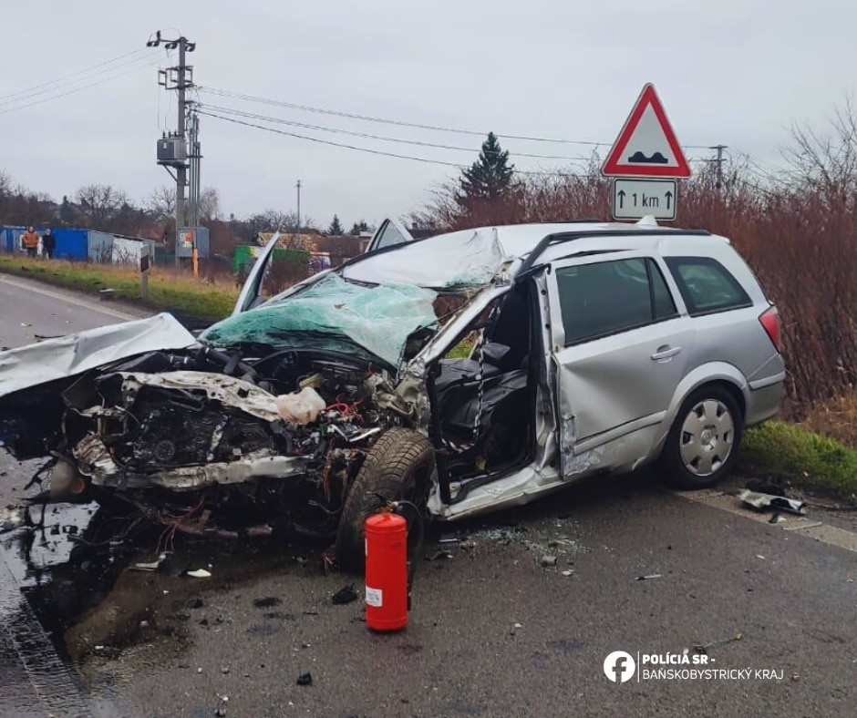 Pri Vidinej sa čelne zrazili osobné auto s nákladným.