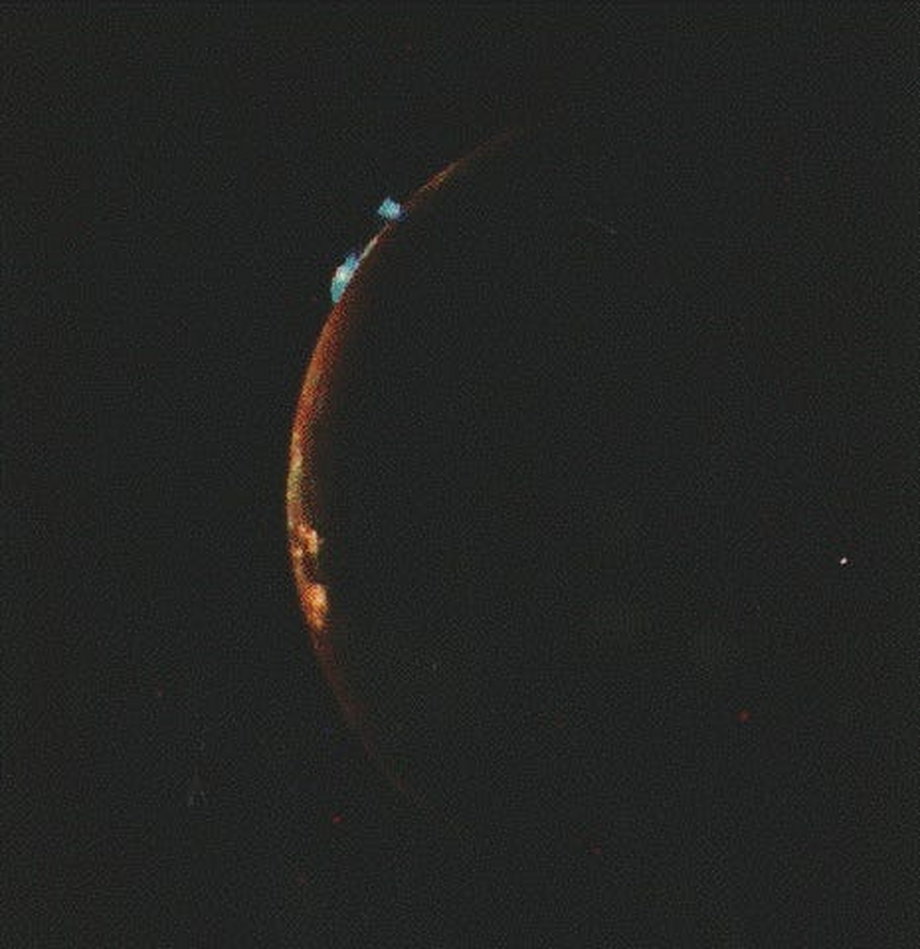 Zdjęcie wykonane przez sondy Voyager wykazało obecność wulkanów na powierzchni Io