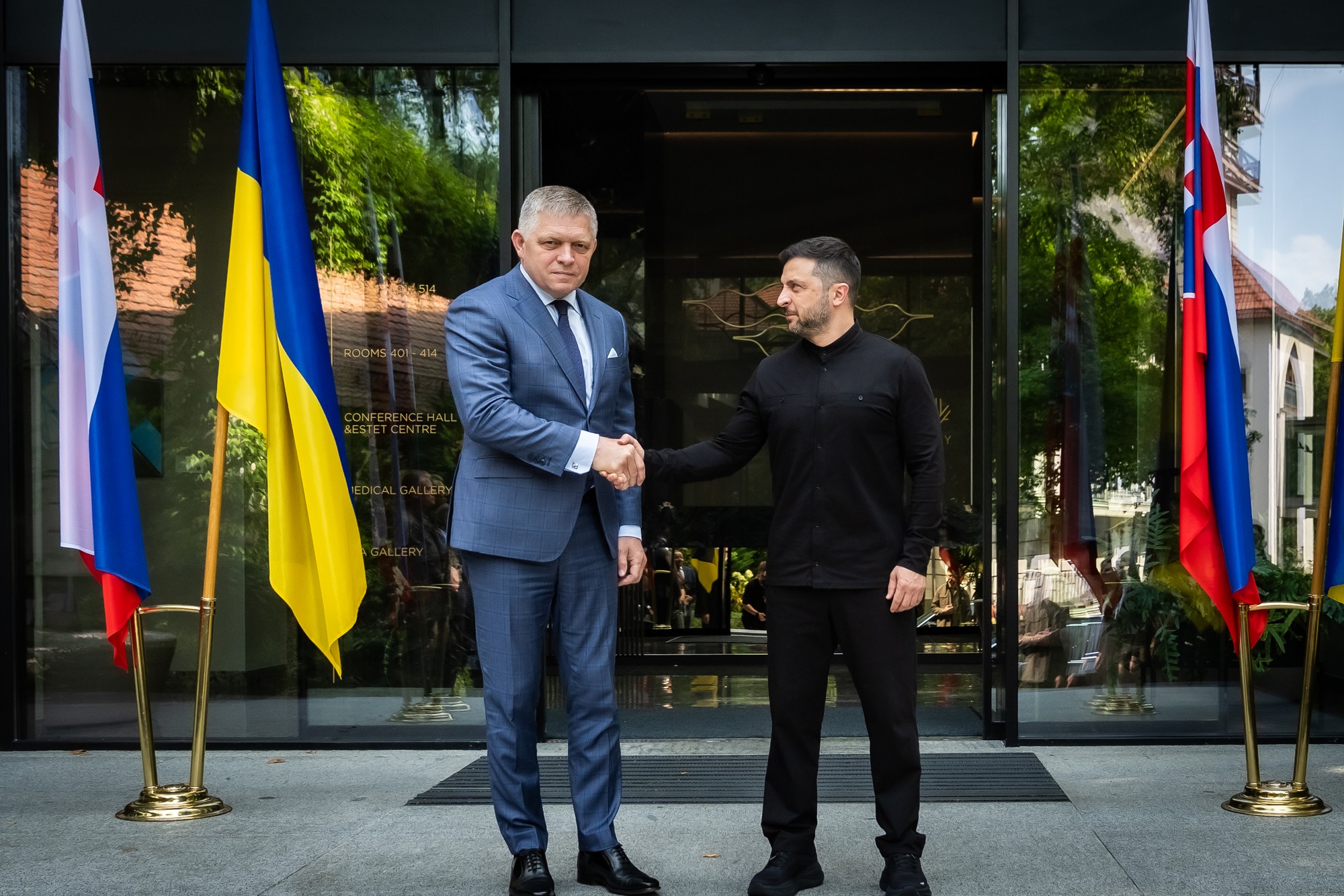 Ukrajinský prezident Volodymyr Zelenskyj a slovenský premiér Robert Fico.