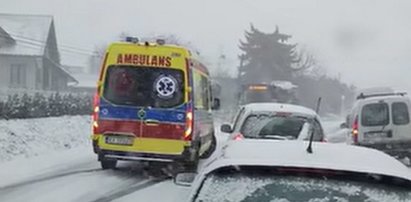 Karetka jechała do pacjenta, nie mogła ruszyć na lodzie. Nagranie trafiło do sieci