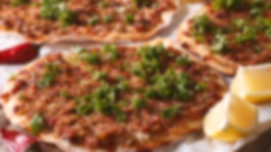 Lahmacun, czyli turecka pizza w dwóch odsłonach - w wersji tradycyjnej i wegetariańskiej