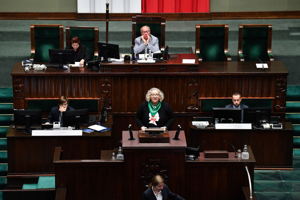 Jedna z liderek Ogólnopolskiego Strajku Kobiet Marta Lempart (C-dół) oraz Wicemarszałek Sejmu Włodzimierz Czarzasty (C-góra) na sali obrad Sejmu