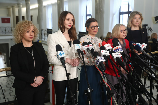 Warszawa, 26.01.2023. Posłanki Lewicy: Agnieszka Dziemianowicz-Bąk (2L), Katarzyna Kotula (L), Wanda Nowicka (2P), Magdalena Biejat (3P) i Katarzyna Ueberhan (P) na konferencji prasowej w Sejmie, 26 bm. w Warszawie. Temat konferencji "PiS chce dyskryminować ojców! ". (aldg) PAP/Tomasz Gzell