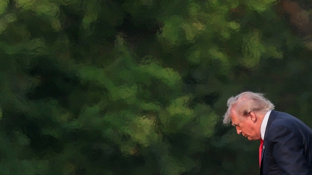 Americký prezident Donald Trump vystupuje z lode Marine One po ceste do Milfordu v Michigane, 27. júla 2026.