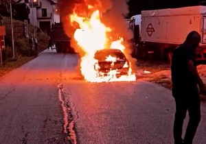 Automobil u plamenu kod Ivanjice