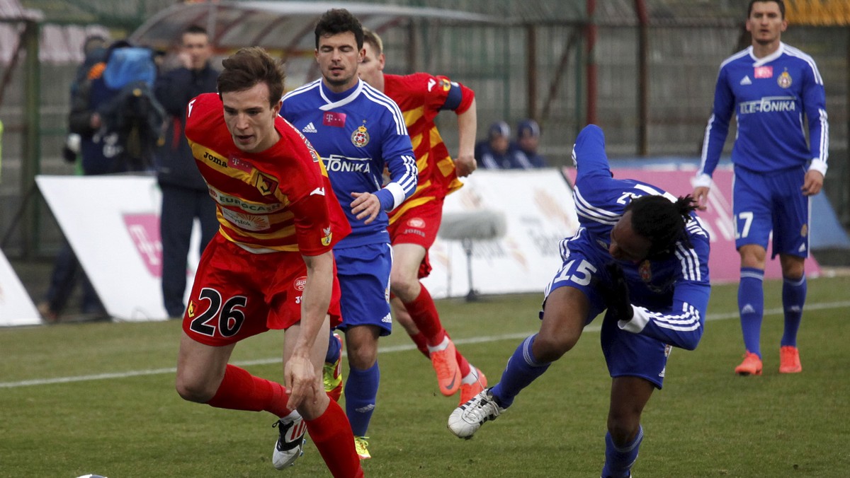 Jagiellonia Białystok pokonała Wisłę Kraków 1:0 (1:0) w meczu 25. kolejki T-Mobile Ekstraklasy. Gola na wagę zwycięstwa zdobył pięknym strzałem Maciej Makuszewski. Biała Gwiazda kontynuuje natomiast dwie fatalne serie - Wisła nie wygrała już piątego kolejnego meczu, a w trzecim z rzędu nie zdobyła nawet gola.